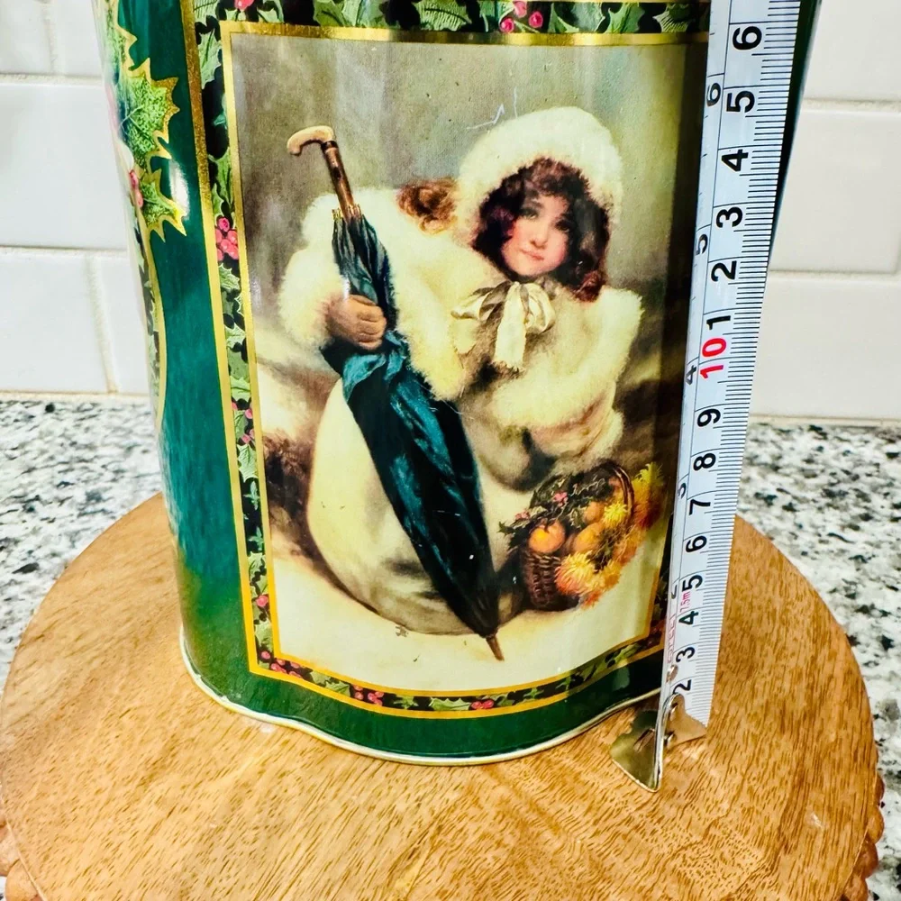 Vintage‎ Avon Tea Tin with Winter Scene Made in England